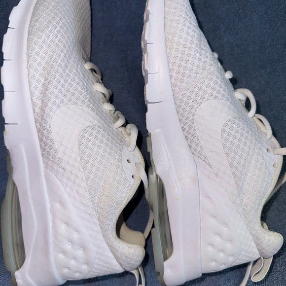 Nike Air Max Motion LW White Sneakers - Women’s Size 9 / EUR 40.5 - Picture 2 of 5